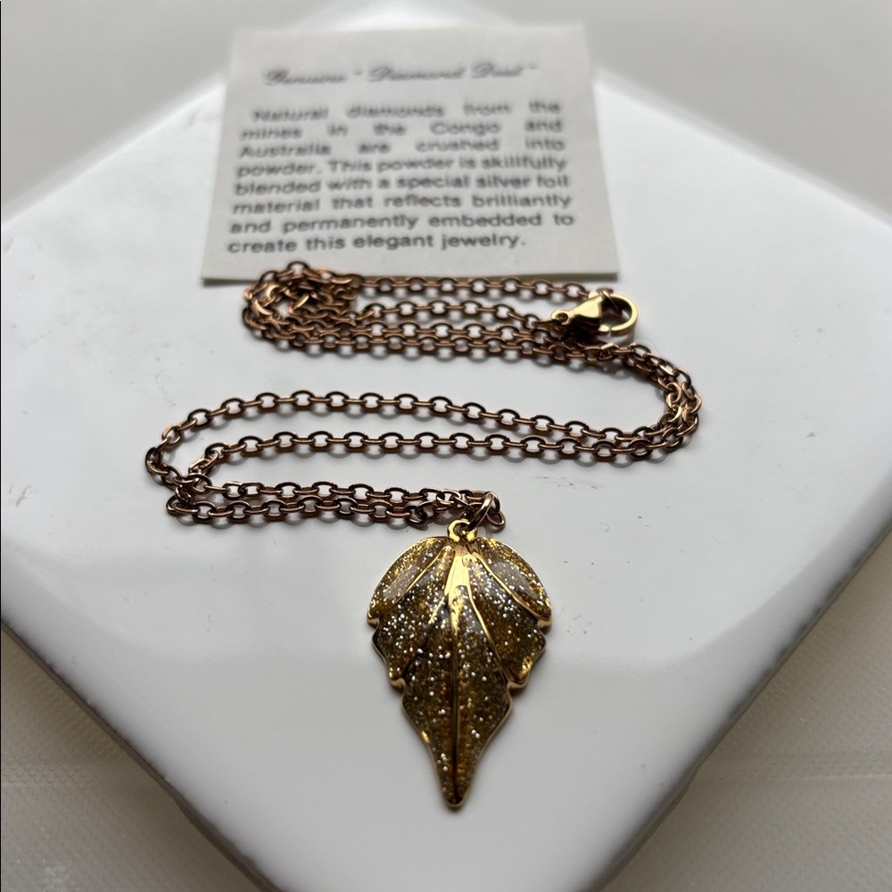 🟡Brand New Leaf Pendant Necklace With Diamond Dust, Gold Tone